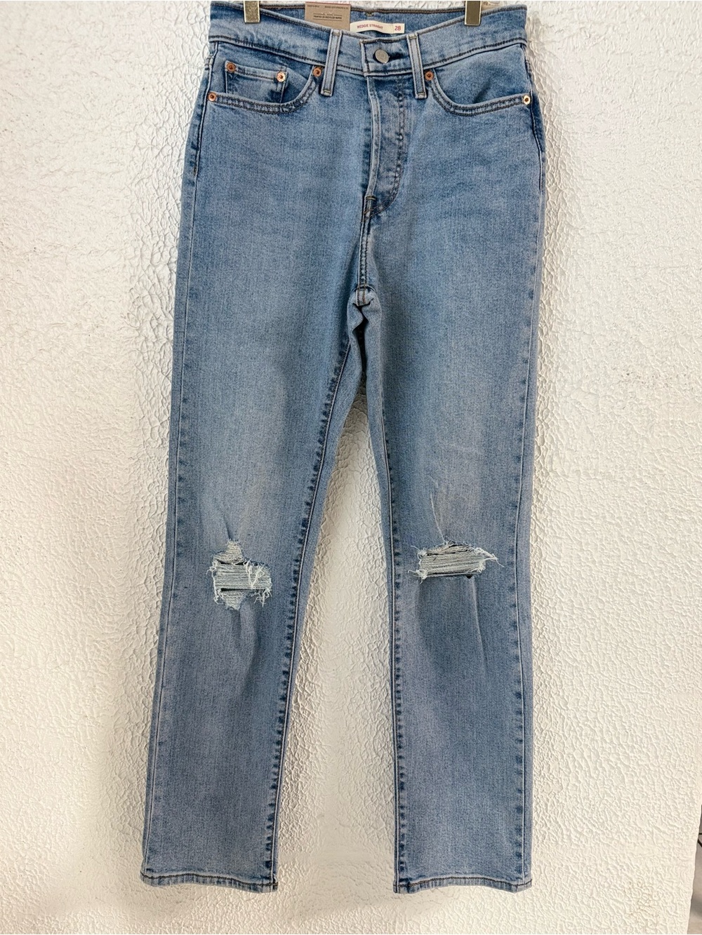 Levi’s Wedgie Straight Jeans NWT 28x32 High Rise Light Wash Distressed Denim